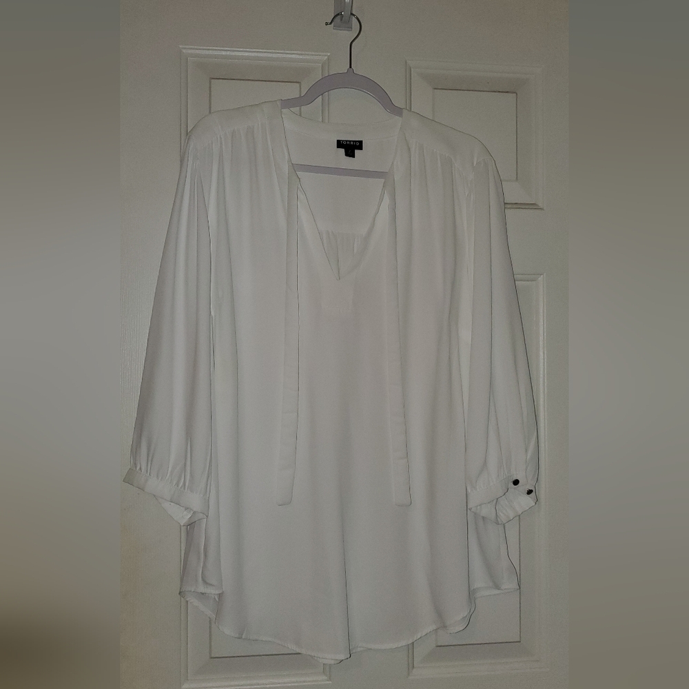 Torrid White Boho Blouse with Ties at Neck Sz 2 (18/20)